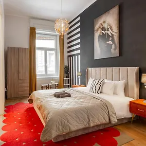 deluxe-dohany-residence-next-to-the-new-york-caf.inbudapesthotels.com/